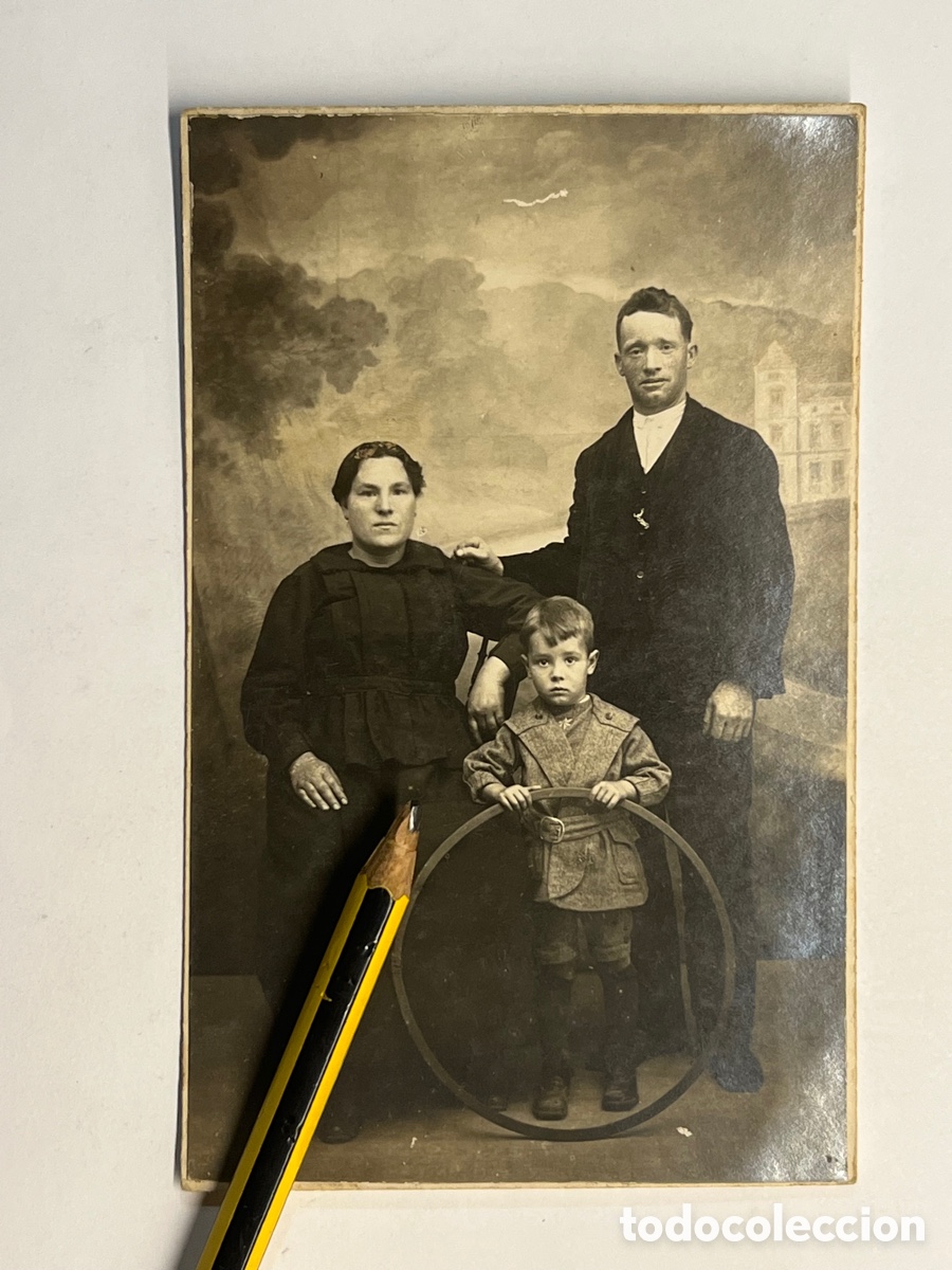 Alte Fotografie: MATRIMONIO Y NI&Ntilde;O CON ARO. Fotograf&iacute;a Retrato de Est&uacute;dio. Fotografo Anonimo.. (h.1900?)