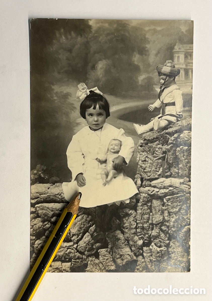 Alte Fotografie: FOTOGRAF&Iacute;A NI&Ntilde;A CON MU&Ntilde;ECAS. GAND&Iacute;A Valencia. Fot&oacute;grafo Isidro Laporta (h.1920?)