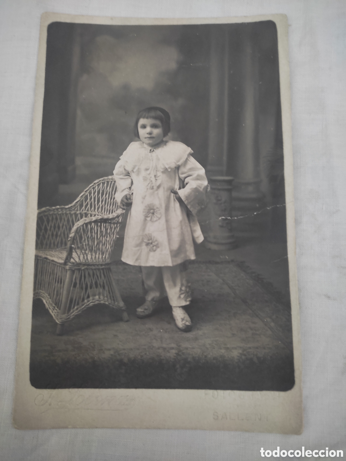 Alte Fotografie: Fotograf&iacute;a de estudio j.llenas sallent de llobregat a&ntilde;o 1917 ni&ntilde;o posando arlequin