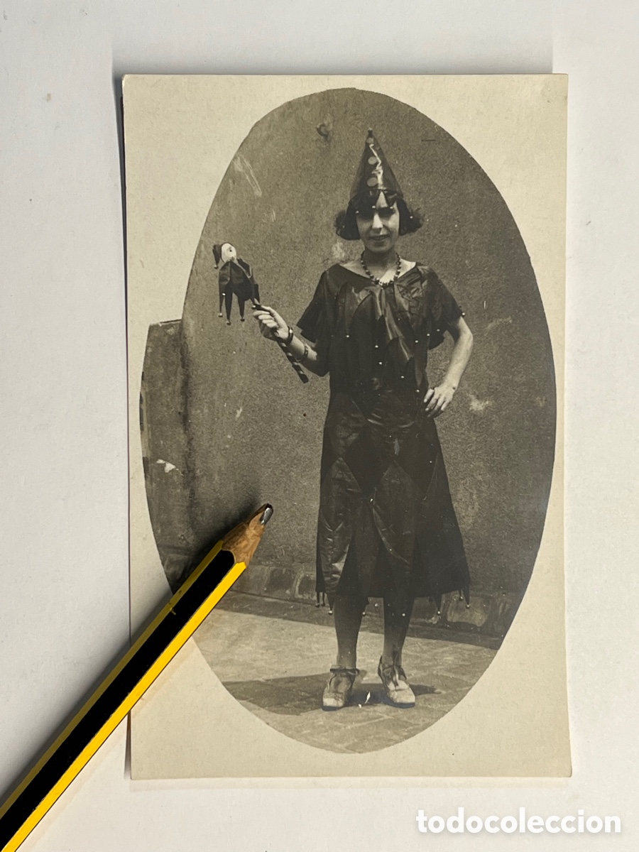 Alte Fotografie: LA JOVEN ARLEQUIN.. Fotograf&iacute;a antigua.. D&iacute;as de Carnaval.. (h.1920?)