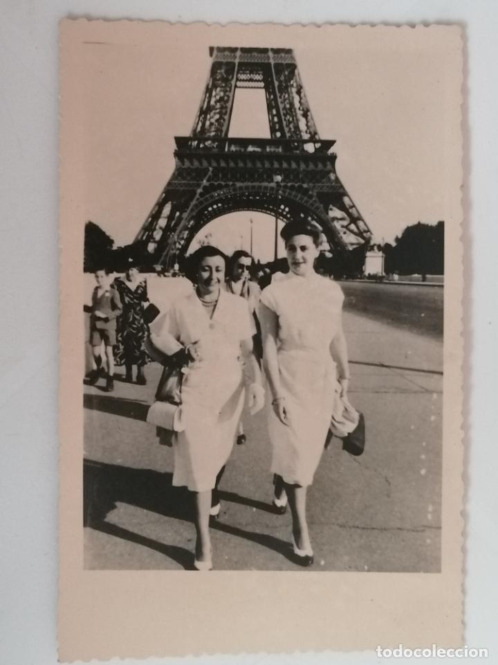 Fotografia antiga: POSTAL SE&Ntilde;ORITAS PASEANDO POR PARIS, A&Ntilde;O 1951