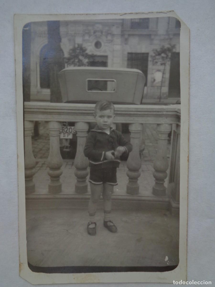 Fotografia antiga: MINUTERO DE FOTOGRAFO CALLEJERO DE NI&Ntilde;O, DETRAS COCHE DE EPOCA, TAXI . A&Ntilde;OS 20