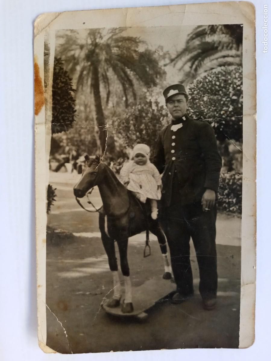 Fotografia antiga: MINUTERO DE FOTOGRAFO DE FERIA : TRANVIARIO Y NI&Ntilde;A EN CABALLITO. A&Ntilde;OS 20