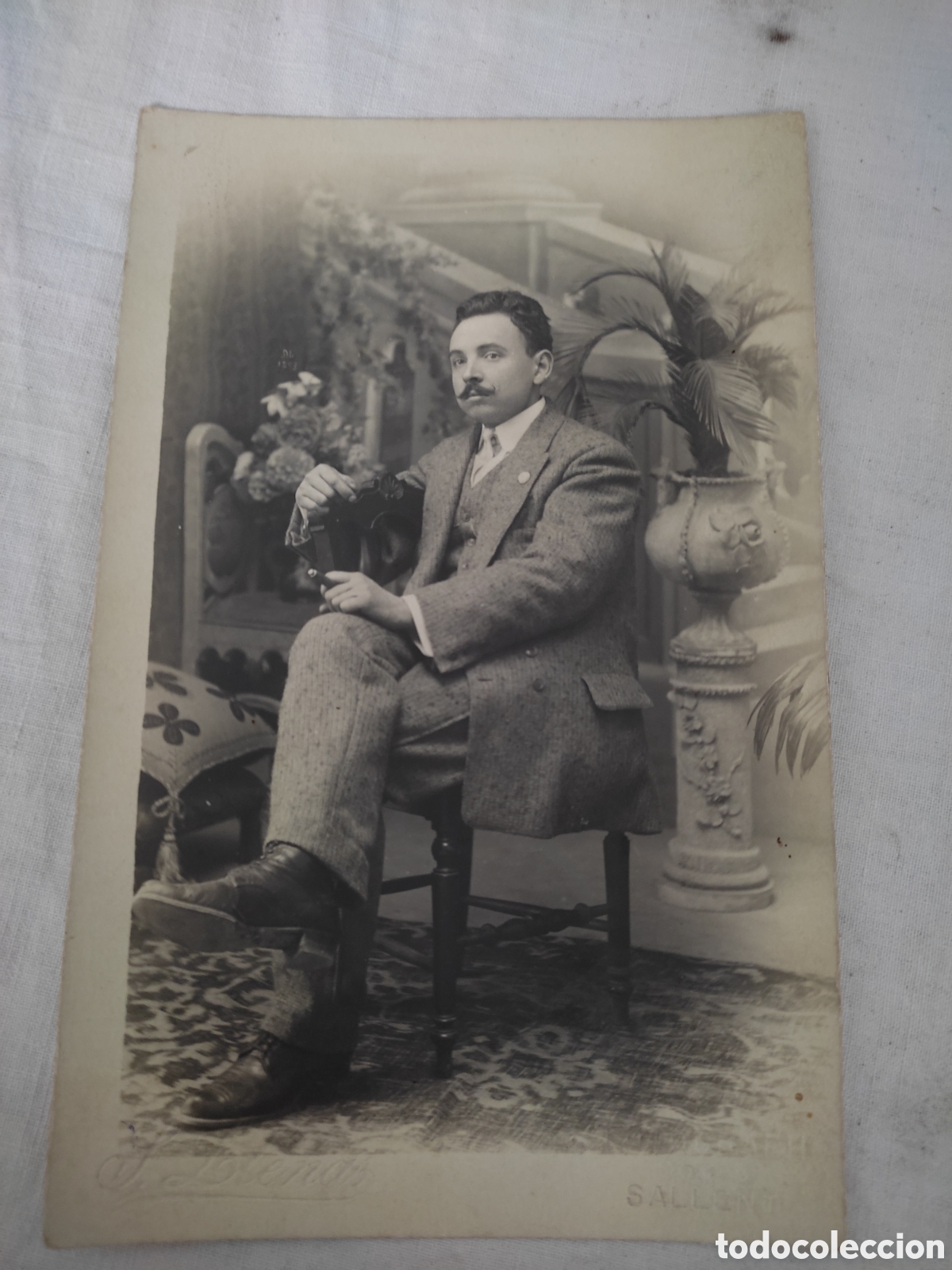 Fotografia antiga: Fotograf&iacute;a foto de s. Llenas Sallent de Llobregat se&ntilde;or fumando puro en estudio