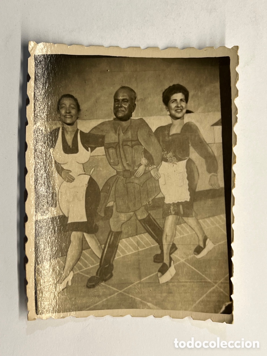 Alte Fotografie: MINUTEROS, fot&oacute;grafos de calle.. Decorado atracci&oacute;n de Feria.. El Soldado y las criadas (h.1945?)