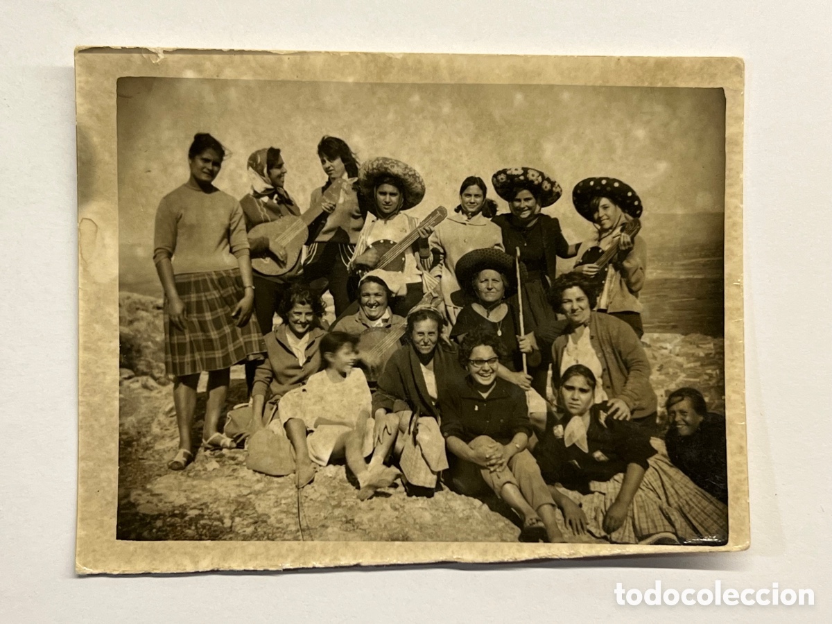 Alte Fotografie: MINUTEROS. fot&oacute;grafos de calle. Mujeres el playa guitarra en mano y divirti&eacute;ndose.. (h.1945?)