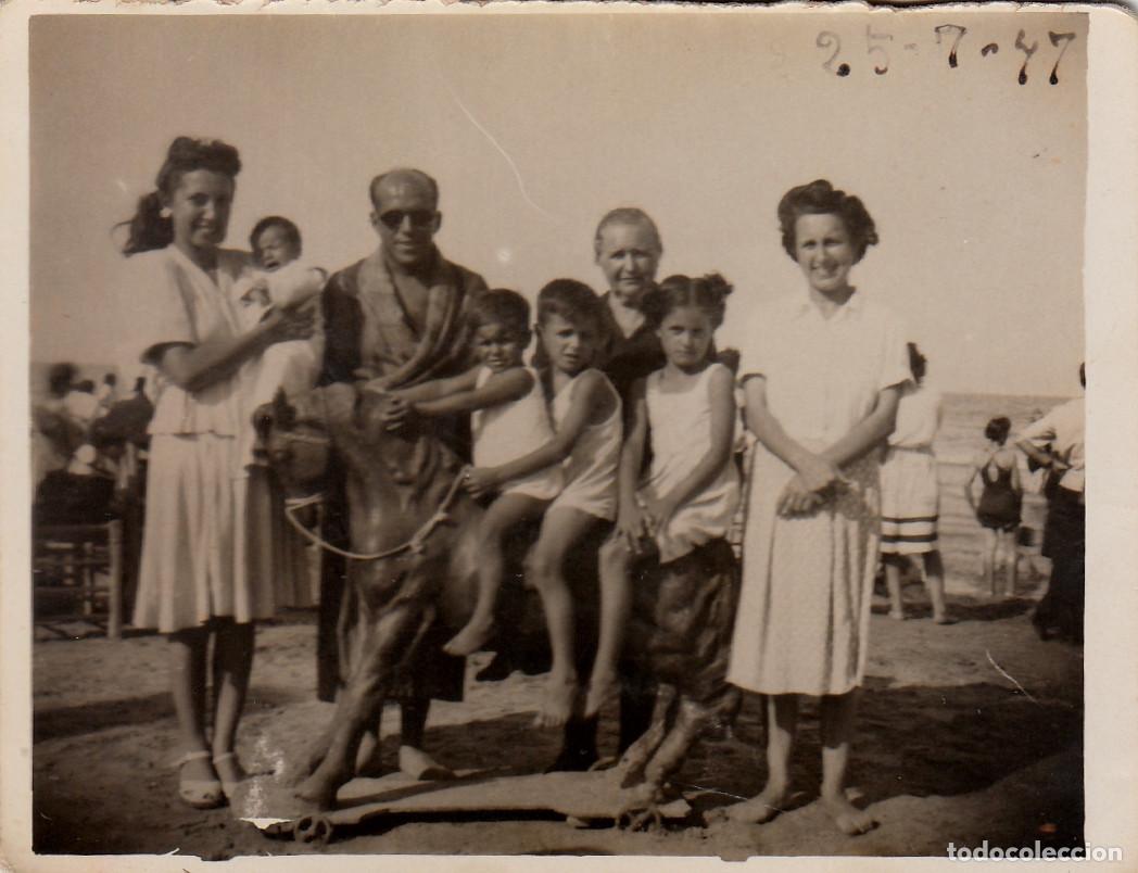 Fotografia antica: Minutero. Familia en la playa con caballo de juguete. A&ntilde;o 1947.