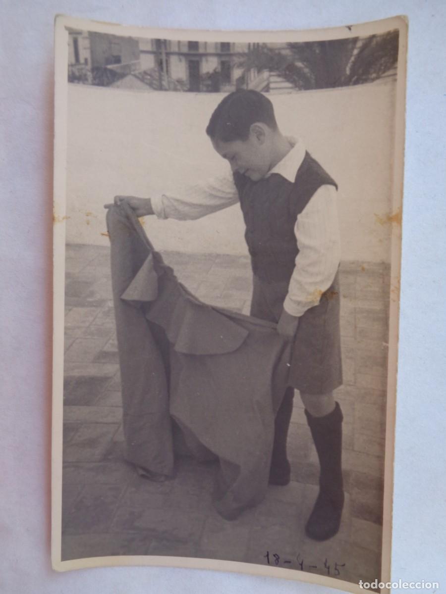 Alte Fotografie: FOTO DE NI&Ntilde;O CON PANTALON CORTO Y CAPOTE TOREANDO DE SALON