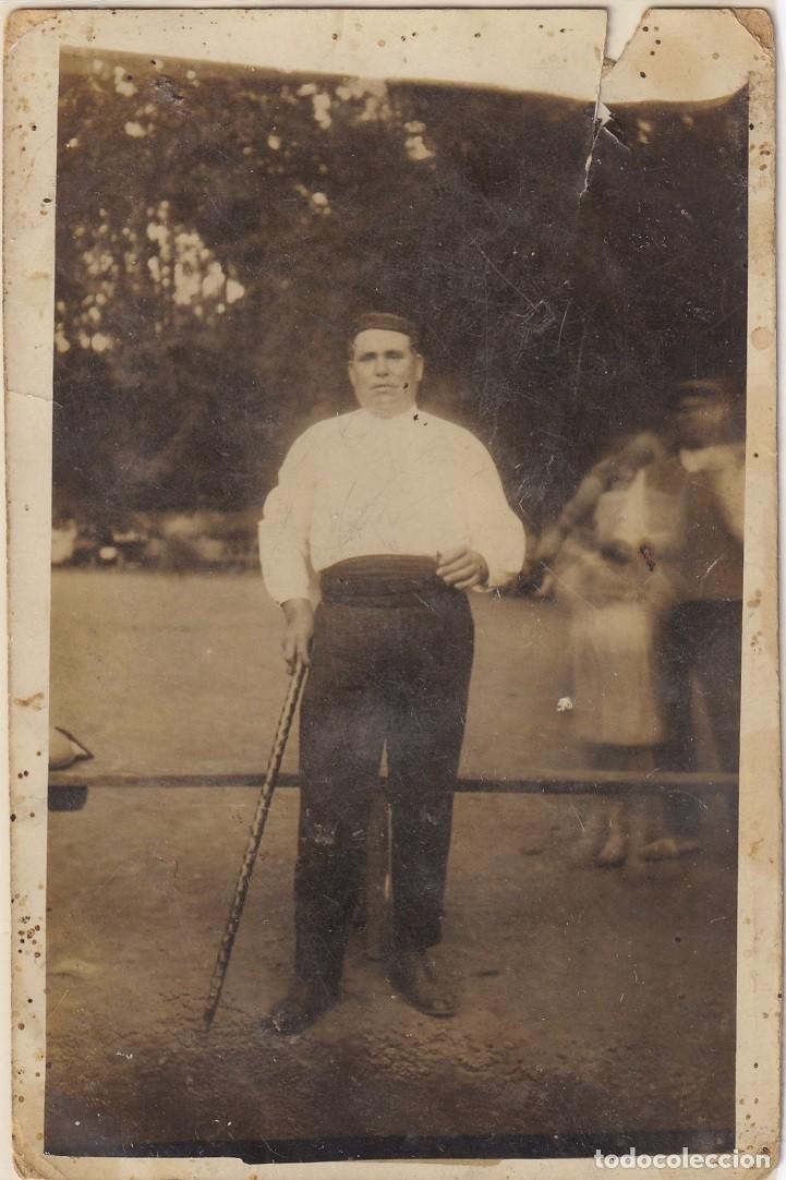 Fotografia antica: Antigua postal fotogr&aacute;fica de un hombre con boina y bast&oacute;n