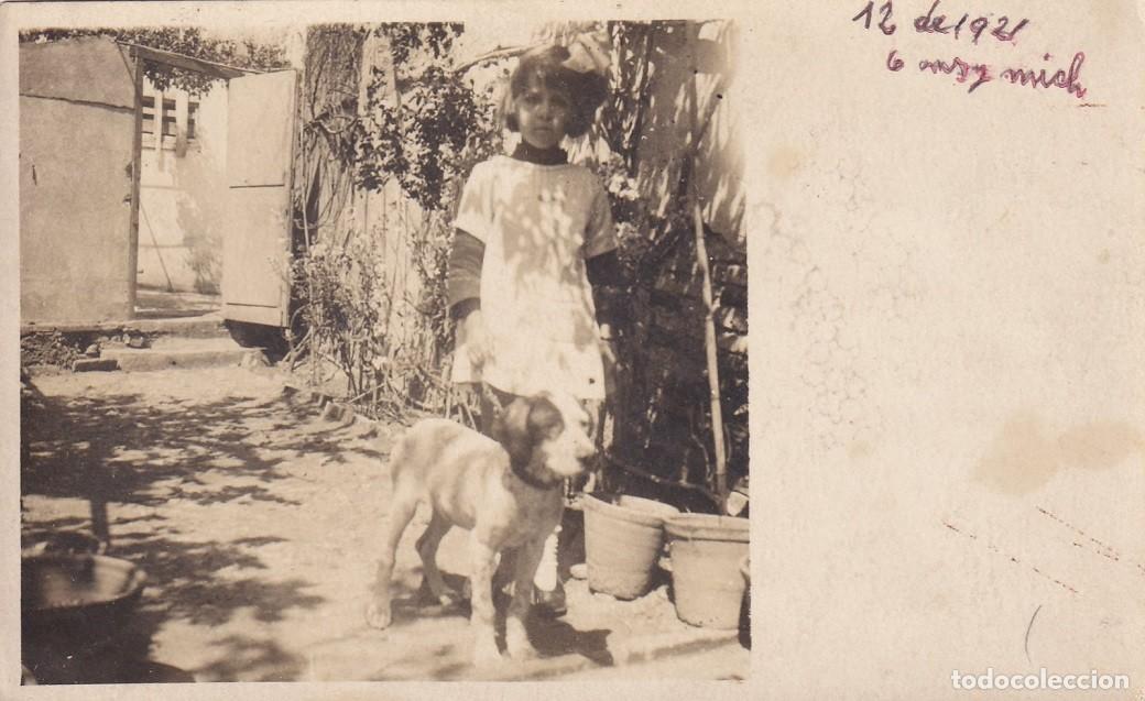 Fotografia antica: Antigua postal fotogr&aacute;fica de una ni&ntilde;a con un perro - Fechada en 1921