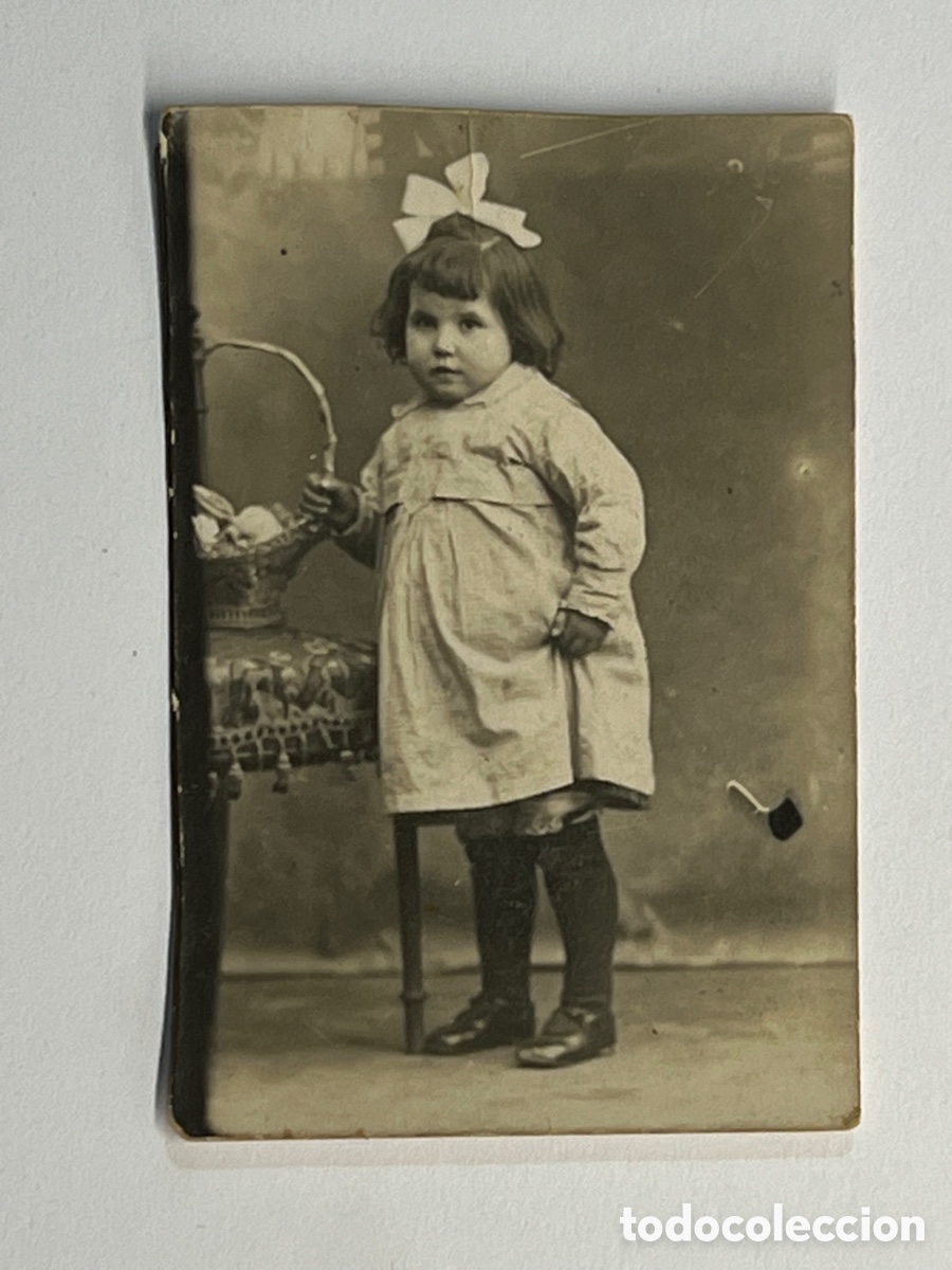 Photographie ancienne: NI&Ntilde;OS. Minuteros, fot&oacute;grafos de calle.. Ni&ntilde;a con cestillo de flores.. (h.1930?)