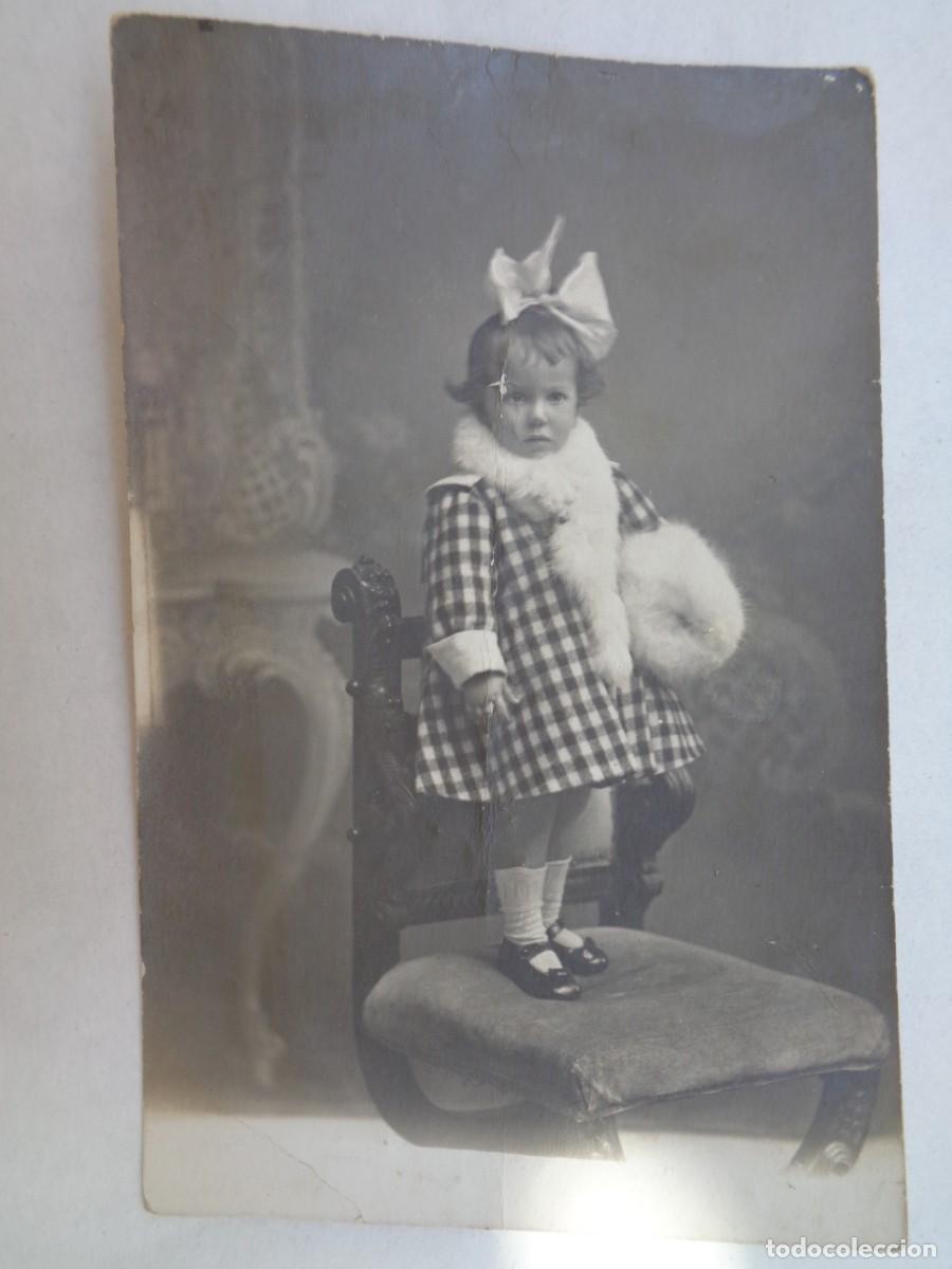 Photographie ancienne: PRECIOSA FOTO DE ESTUDIO DE NI&Ntilde;A ELEGANTE SOBRE UNA SILLA, PRINCIPIOS DE SIGLO