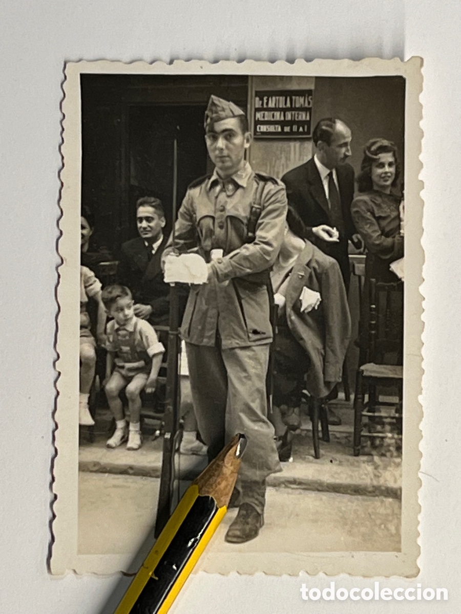 Photographie ancienne: MILITAR. Minuteros, fot&oacute;grafos de calle.. Esperando el paso de la Procesi&oacute;n.. (h.1950?)