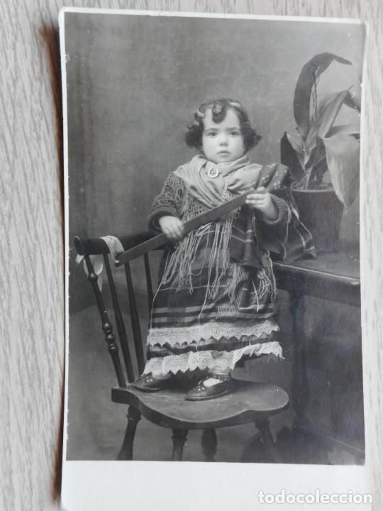 Alte Fotografie: ANTIGUA FOTOGRAFIA NI&Ntilde;A EN TRAJE TIPICO CON VARA DE MEDIR A&Ntilde;OS 20