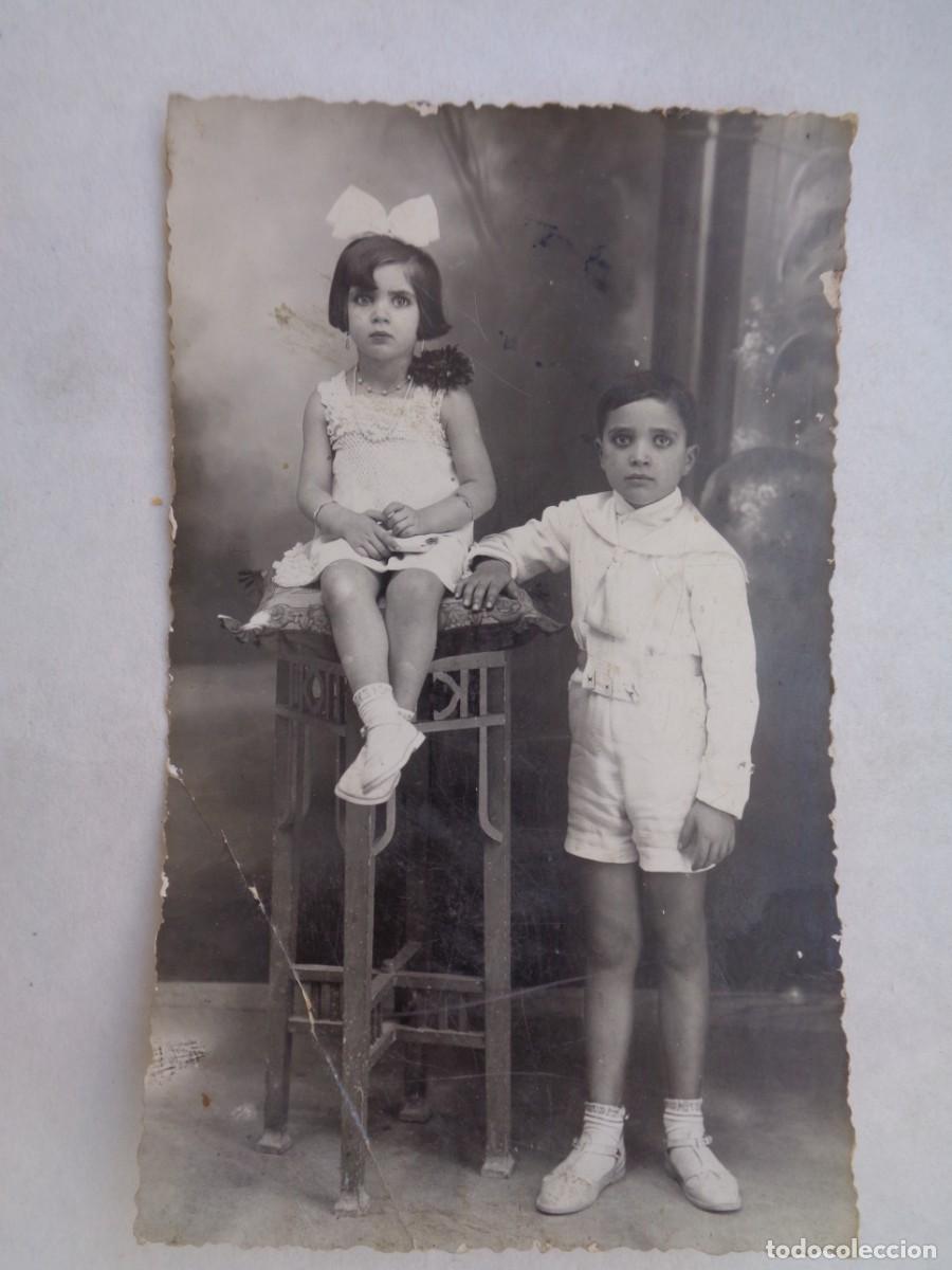 Antique Photography: PRECIOSA FOTO DE ESTUDIO DE NI&Ntilde;OS, HERMANOS. CON HORRIBLES OJERAS U OJOS PINTADOS . PP. SIGLO
