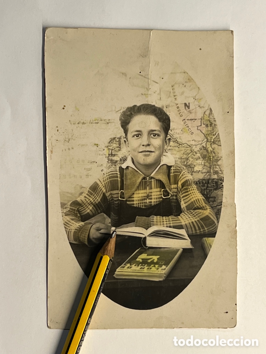 Alte Fotografie: FOTOGRAF&Iacute;A ESCOLAR. Joven lector frente pupitre.. detr&aacute;s mapa del Sud&aacute;n Anglo Egipcio (h.1930?)
