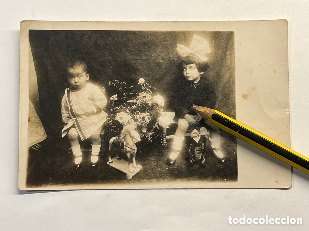 Alte Fotografie: NI&Ntilde;OS. Fotograf&iacute;a Sorprendidos ni&ntilde;os con juguetes. Asustados por el fot&oacute;grafo.. (h.1920?)