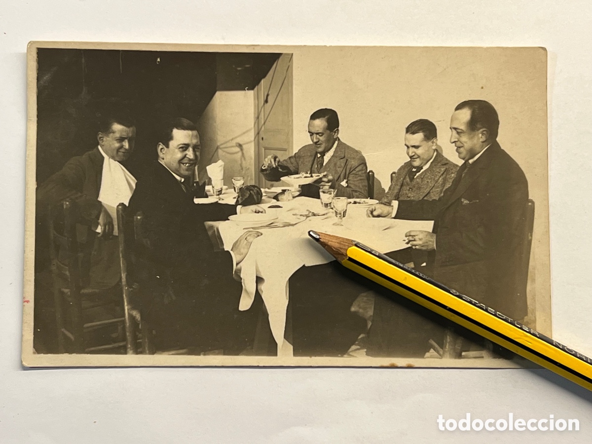 Alte Fotografie: FOTOGRAF&Iacute;A ANTIGUA. Hombres de celebraci&oacute;n.. con una buena comida.. (h.1930?)