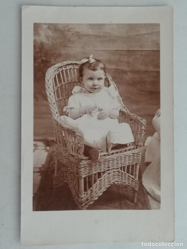 Alte Fotografie: ANTIGUA FOTOGRAFIA POSTAL, NI&Ntilde;A POSANDO SENTADA