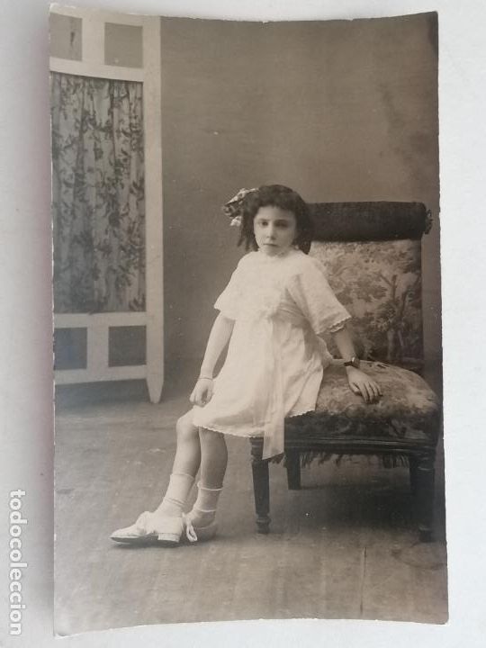 Alte Fotografie: ANTIGUA FOTOGRAFIA POSTAL, NI&Ntilde;A POSANDO SENTADA