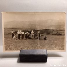 Fotografía antigua: ANTIGUA FOTOGRAFÍA GRUPO DE HOMBRES CON AEROPLANO TIPO ANFÄNGER. CIRCA 1920. HISTORIA DE LA AVIACIÓN