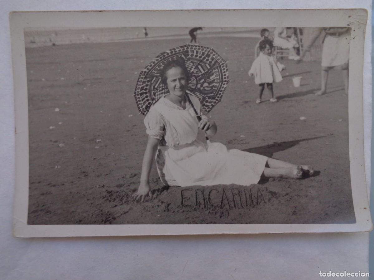 Alte Fotografie: FOTO DE MUJER EN LA PLAYA CON SOMBRILLA Y SU NOMBRE ESCRITO EN LA ARENA . A&Ntilde;OS 20