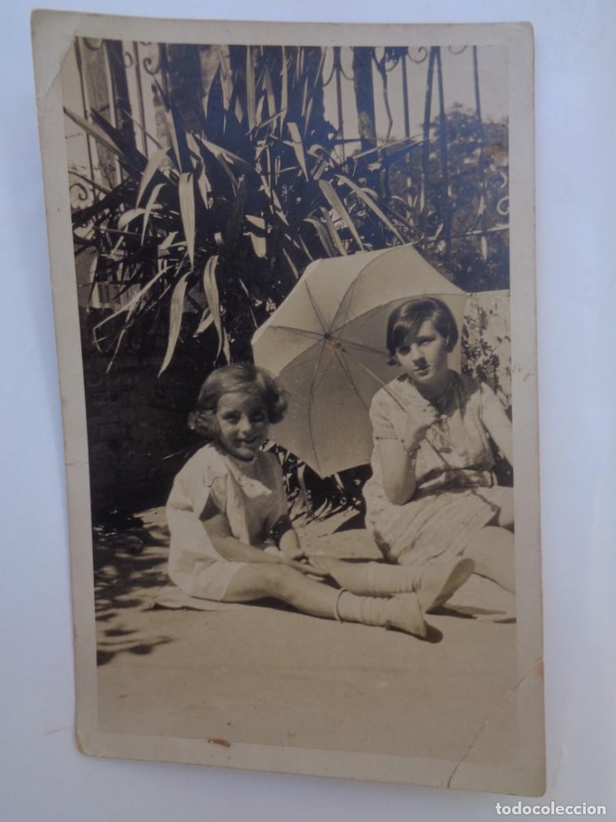 Alte Fotografie: FOTO DE NI&Ntilde;AS EN EL JARDIN, CON SOMBRILLA. PRINCIPIOS DE SIGLO