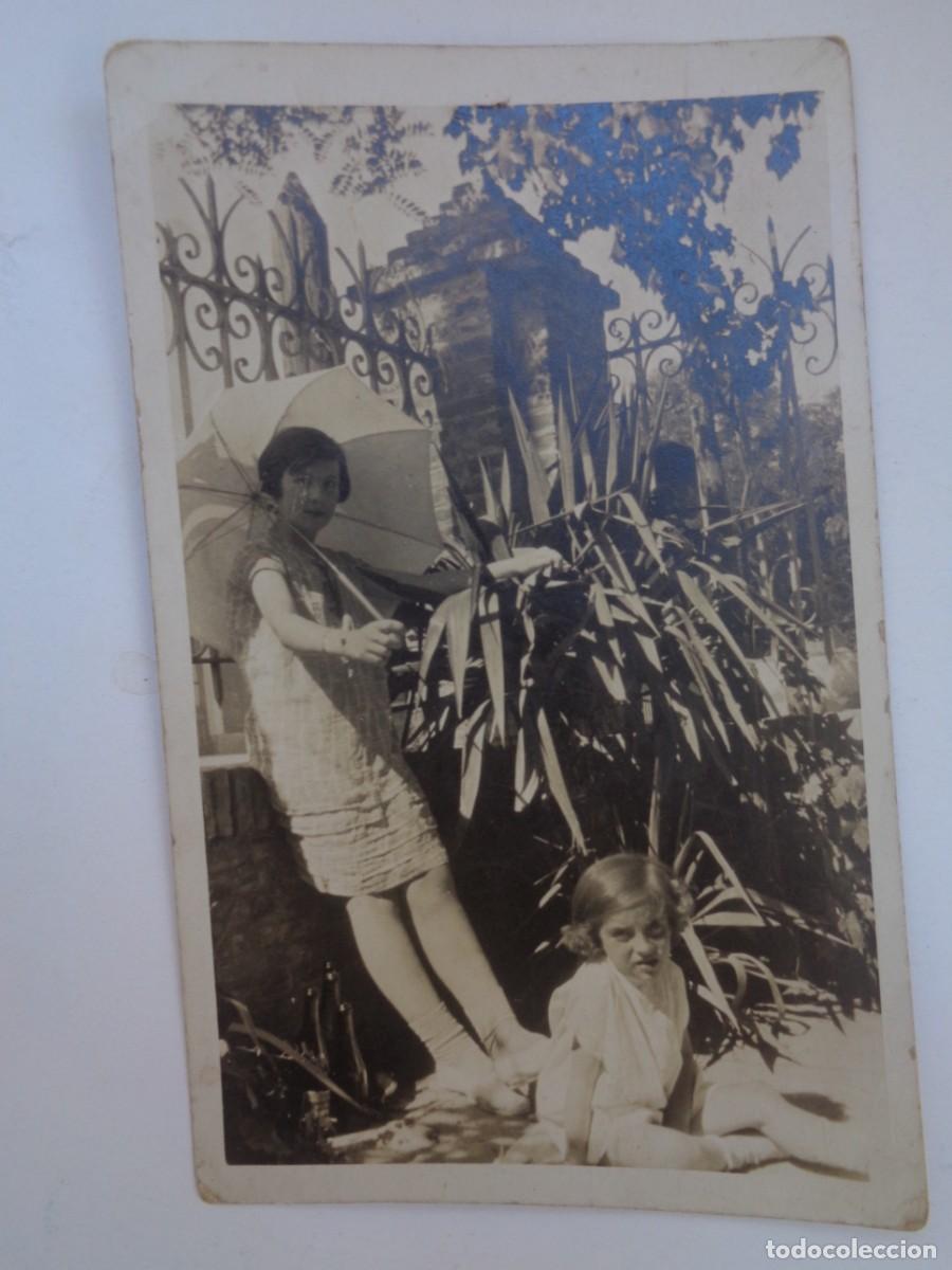 Alte Fotografie: FOTO DE NI&Ntilde;AS EN EL JARDIN, CON SOMBRILLA. PRINCIPIOS DE SIGLO