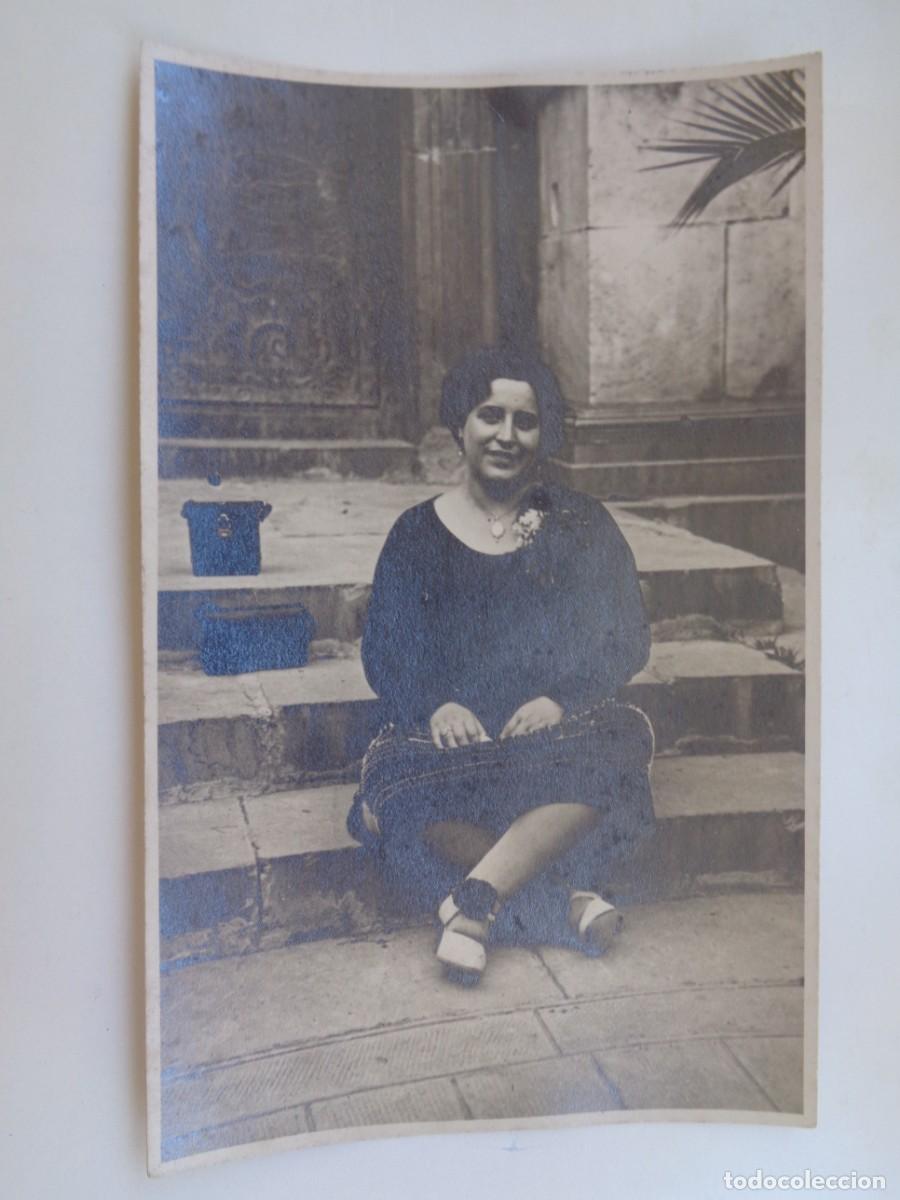 Alte Fotografie: FOTO DE UNA SE&Ntilde;ORA SENTADA EN UN ESCALON , SEGURAMENTE MINUTERO DE FOTOGRAFO CALLEJERO, A&Ntilde;OS 20