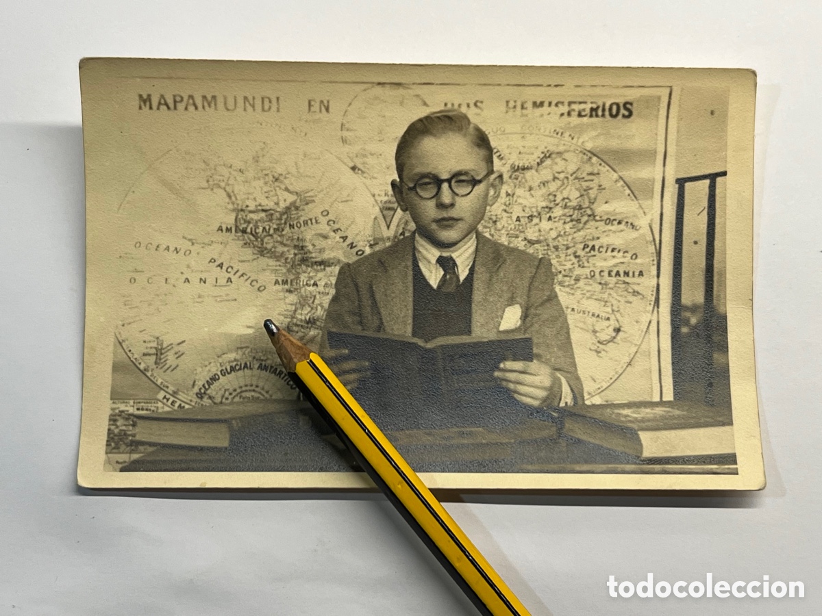 Fotografia antiga: FOTOGRAF&Iacute;A ESCOLAR. MapaMundi en los Dos Hemisferios.. el alumno apunta maneras.. (h.1950?)
