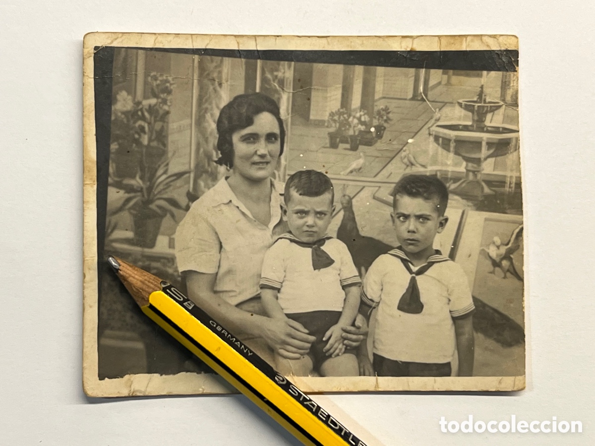 Fotografia antiga: MINUTEROS, fot&oacute;grafos de calle.. Decorado de Feria.. rodeados de pavos reales y fuentes (h.1945?)