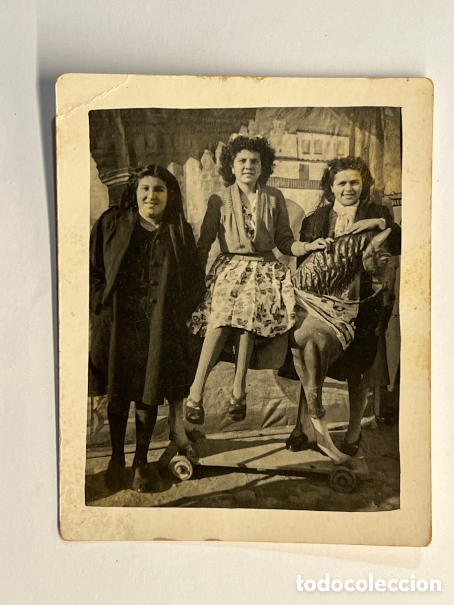 Fotografia antiga: MINUTEROS, fot&oacute;grafos de calle.. Decorado de Feria.. amigas y caballo (h.1945?)