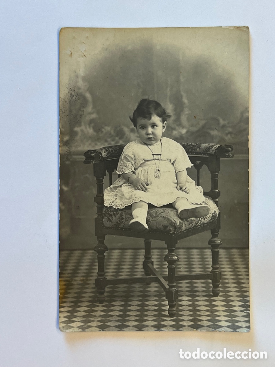 Antique Photography: NI&Ntilde;OS. Fotograf&iacute;a Beb&eacute; con sonajero. Tarjeta postal inglesa (h.1920?)