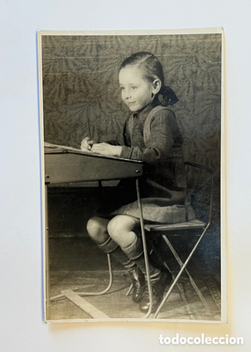 Antique Photography: FOTOGRAF&Iacute;A ESCOLAR. Ni&ntilde;a inglesa con su pupitre (h.1930?)
