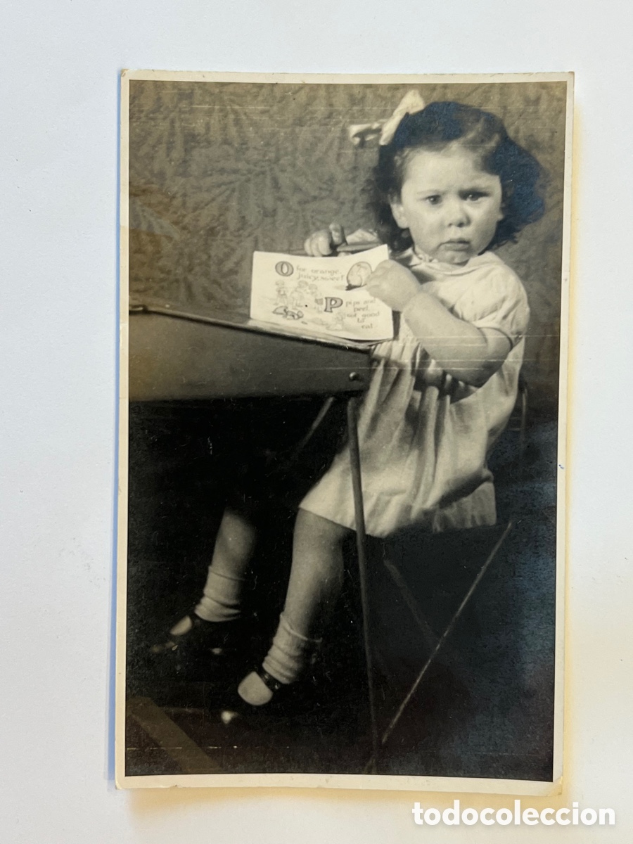 Antique Photography: FOTOGRAF&Iacute;A ESCOLAR. Ni&ntilde;a inglesa con su pupitre. Mis primeras letras (a.1946)