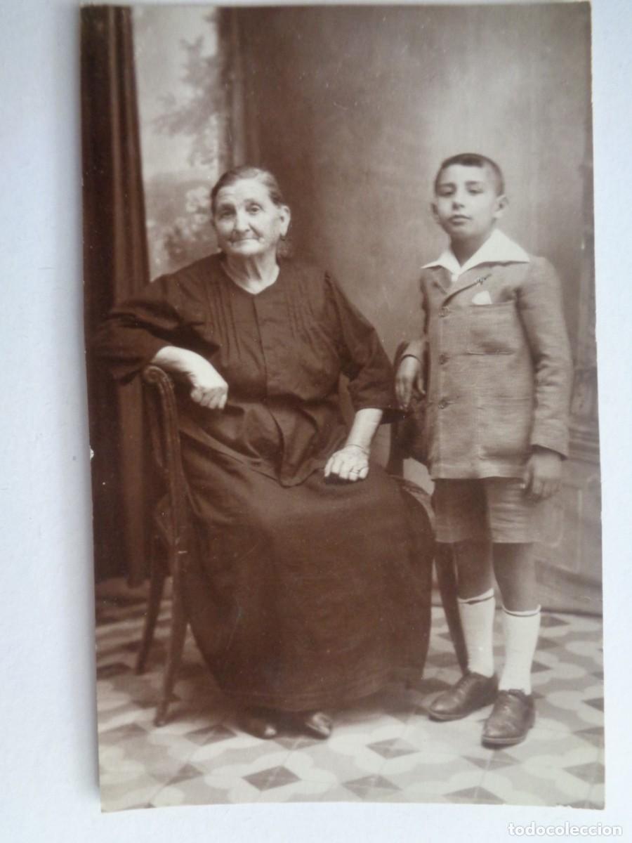 Alte Fotografie: PRECIOSA FOTO DE ESTUDIO DE NI&Ntilde;O ELEGANTE CON PANTALON CORTO Y ABUELA. PRINCIPIOS DE SIGLO