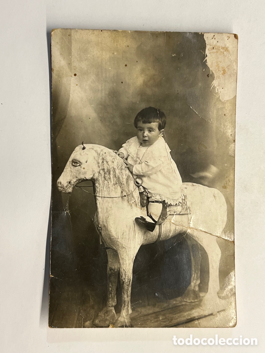 Antique Photography: NI&Ntilde;OS. Fotograf&iacute;a antigua Ni&ntilde;a sobre gran caballo blanco de cart&oacute;n &hellip; (h.1910?) Deslucida..