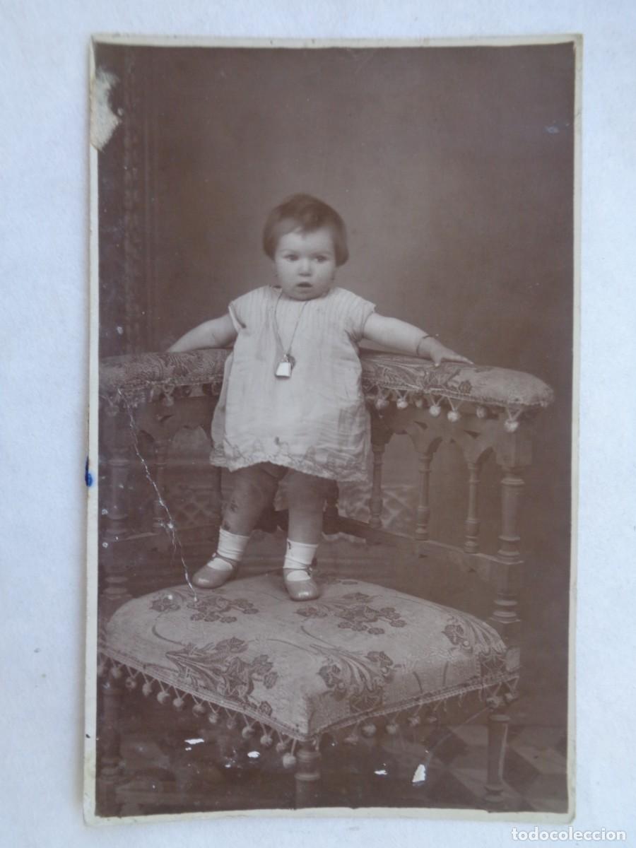 Fotograf&iacute;a antigua: PRECIOSA FOTO DE ESTUDIO DE NI&Ntilde;A PEQUE&Ntilde;A, PRINCIPIOS SIGLO. DE A. R. J.
