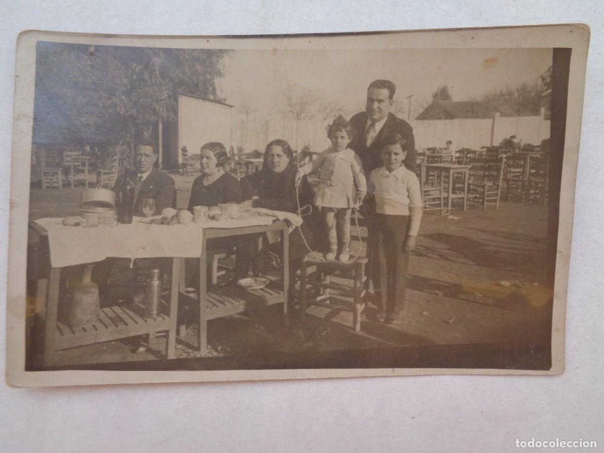 Fotograf&iacute;a antigua: MINUTERO DE FOTOGRAFO CALLEJERO DE FAMILIA MERENDANDO EN UN CINE DE VERANO, 1934