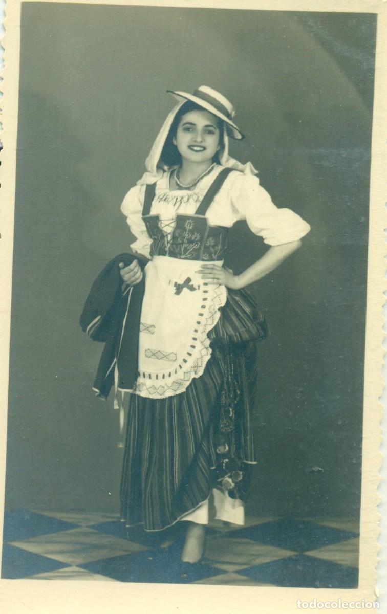 Alte Fotografie: TENERIFE. JOVEN VESTIDA CON EL TRAJE T&Iacute;PICO DE LA ISLA. ESCRITA EN 1952