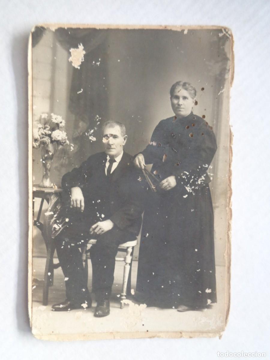 Fotograf&iacute;a antigua: PRECIOSA FOTO DE ESTUDIO DE PAREJA DE PRINCIPIOS DE SIGLO. COMIDA POR LOS BICHOS