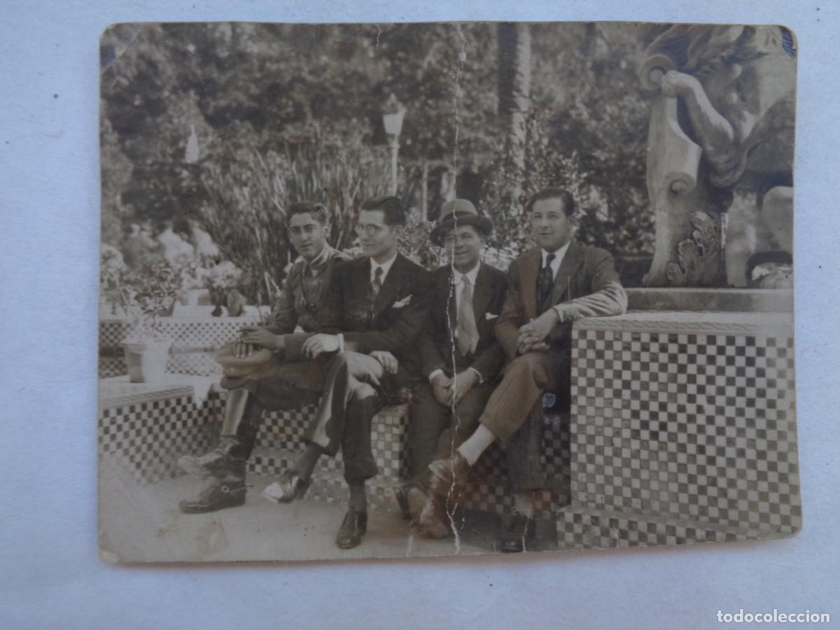 Alte Fotografie: MINUTERO DE FOTOGRAFO CALLEJERO DE MILITAR DE CABALLERIA CON SE&Ntilde;ORES, A&Ntilde;OS 20
