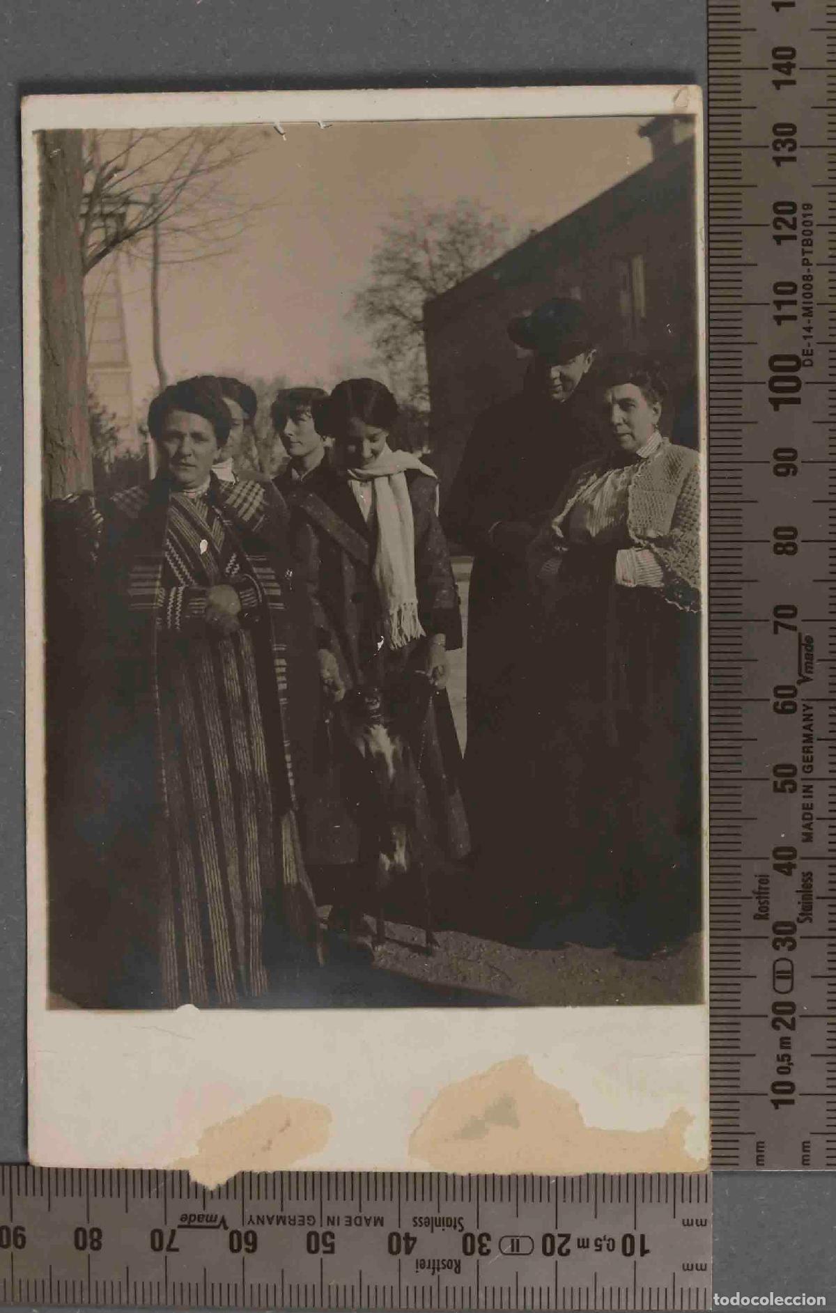 Alte Fotografie: TARJETA POSTAL. MUJERES CON PERRO Y SACERDOTE