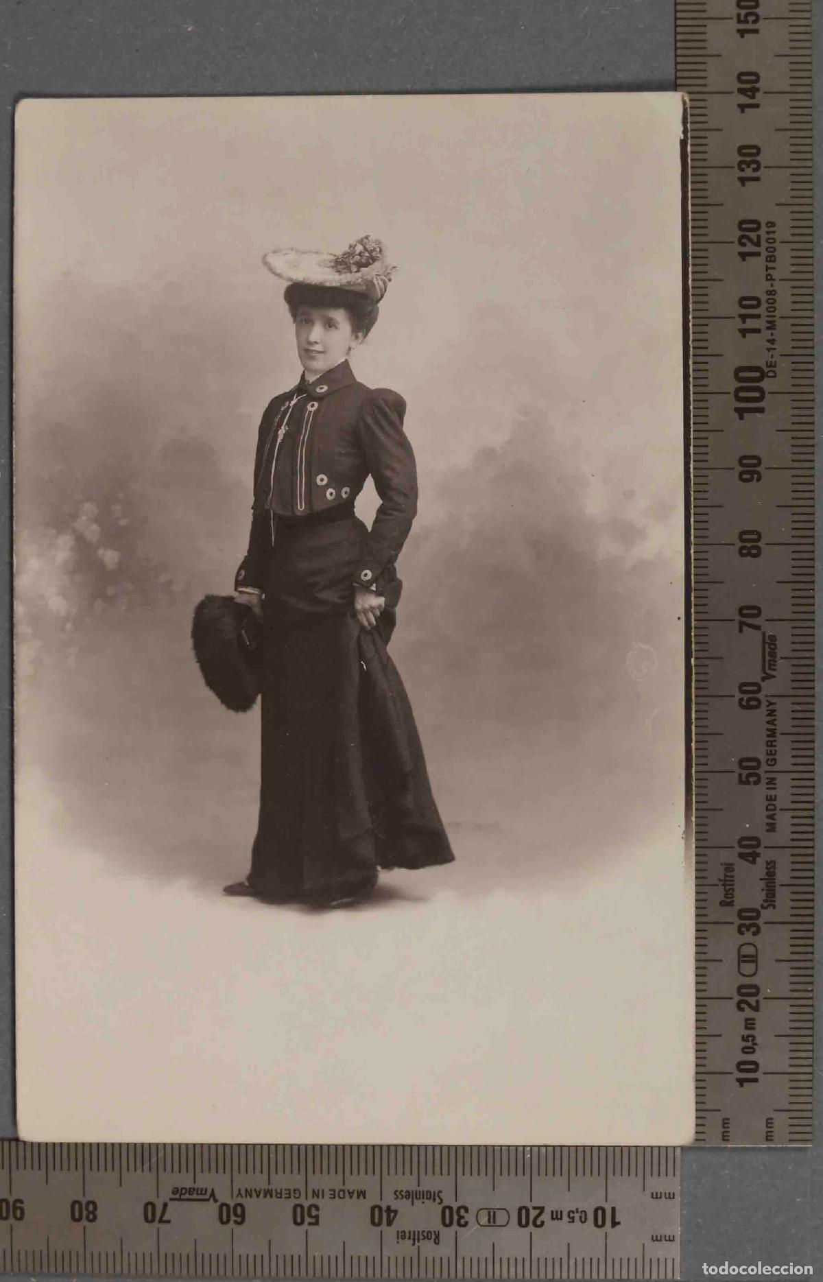 Alte Fotografie: TARJETA POSTAL. MUJER CON TOCADO Y MANGUITOS