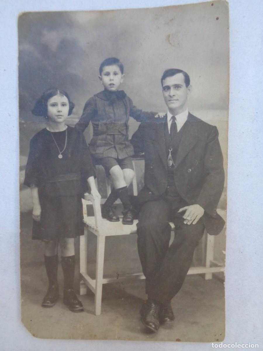 Fotografia antica: PRECIOSA FOTO DE ESTUDIO DE PADRE CON HIJOS , SEGURAMENTE VIUDO, PRINCIPIOS DE SIGLO
