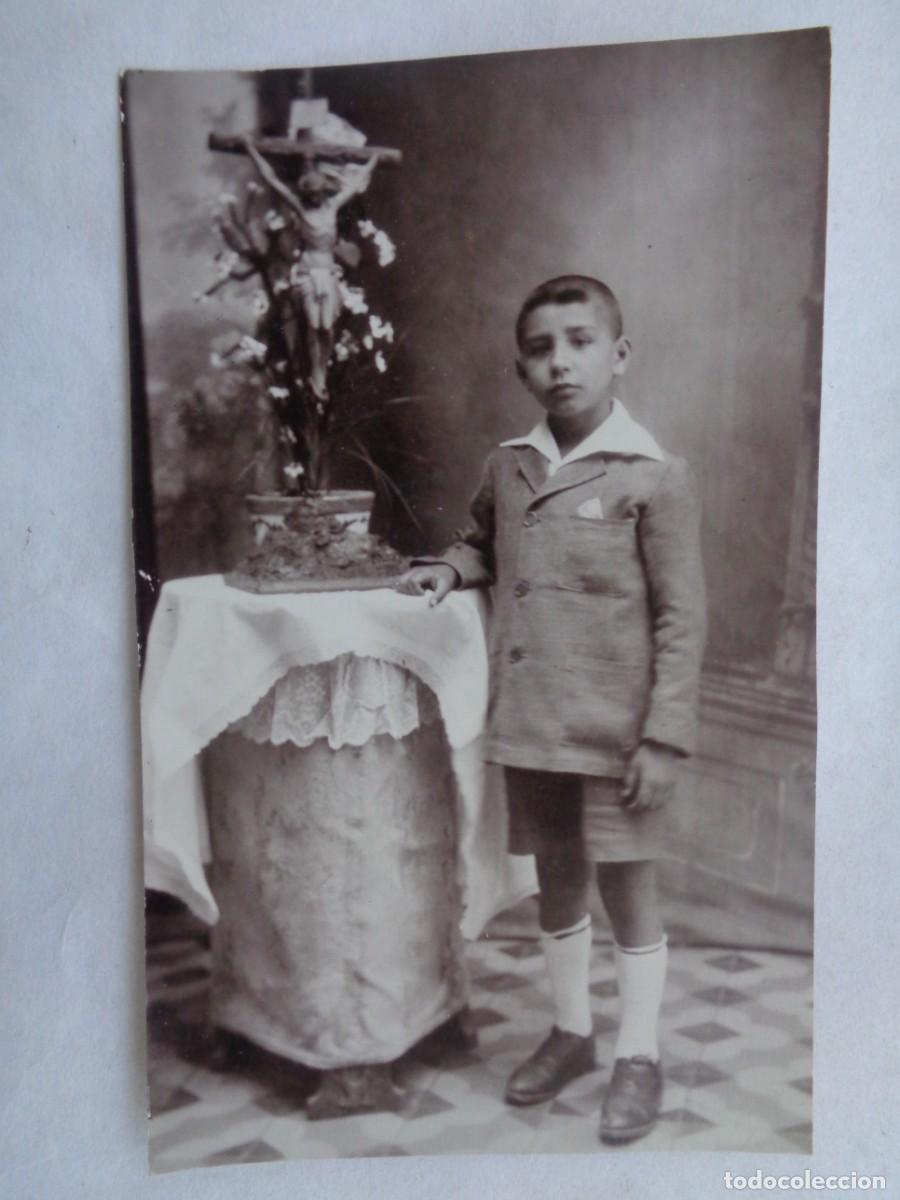 Fotograf&iacute;a antigua: PRECIOSA FOTO DE ESTUDIO DE NI&Ntilde;O ELEGANTE CON PANTALON CORTO Y CRUCIFIJO