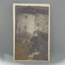 Fotografía antigua: ANTIGUA FOTOGRAFÍA, NIÑO SENTADO EN CABALLITO DE ARRASTRE DE CARTÓN PIEDRA TIPO DÉNIA. CIRCA 1930.