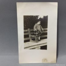 Fotografía antigua: ANTIGUA FOTOGRAFÍA, NIÑO CON MOTO HOJALATA PAYÁ MODELO I-804 (PRIMERA EDICIÓN CON FARO). CIRCA 1930