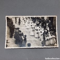 Fotografía antigua: ANTIGUA FOTOGRAFÍA, PROCESIÓN DE CORPUS, TARRAGONA. NIÑAS VESTIDAS DE COMUNIÓN. CIRCA 1940