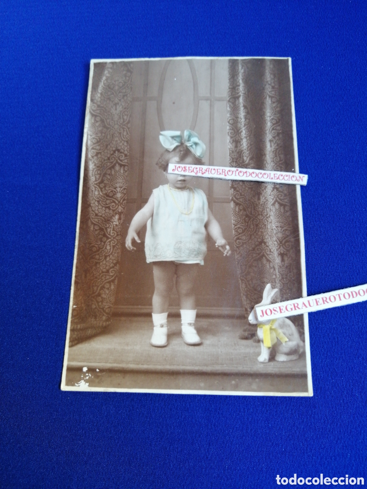 Alte Fotografie: NI&Ntilde;A MODELO CON CONEJITO FOTOGRAF&Iacute;A POSTAL ANTIGUA CON SELLO FOTOGRAFICO